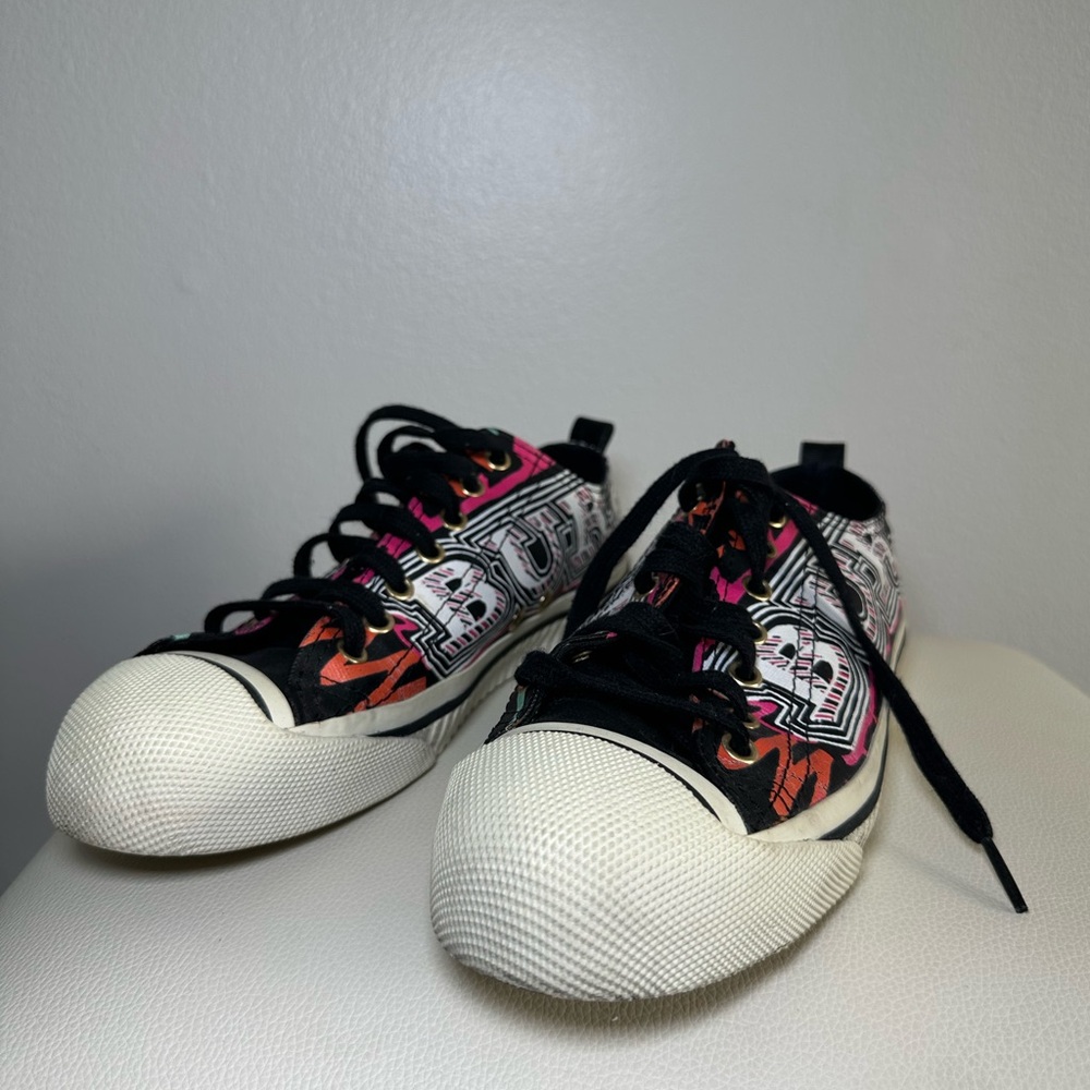 Burberry Black and White Sneakers Classic Low-Top Design